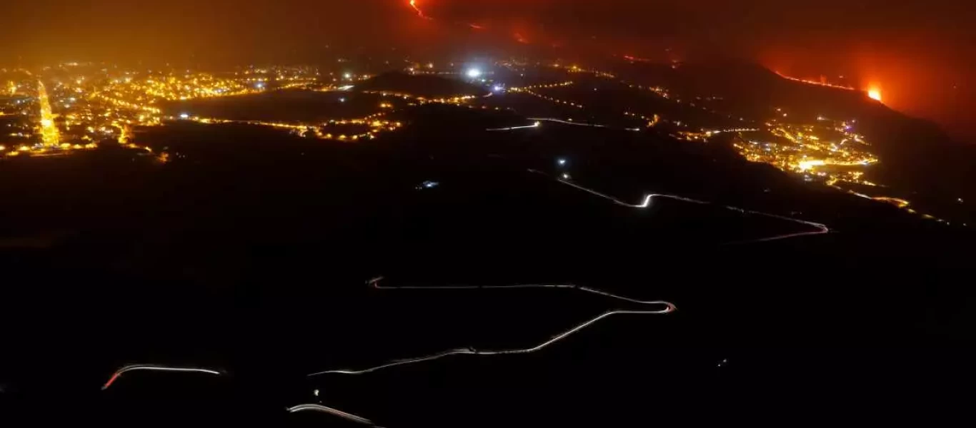 Εικόνες... αποκάλυψης στην Ισπανία: Έφτασε στη θάλασσα η λάβα από το ηφαίστειο στη Λα Πάλμα (φώτο-βίντεο)